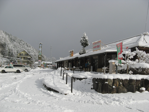 道の駅みなみ波賀　大雪につき駅長も雪かき