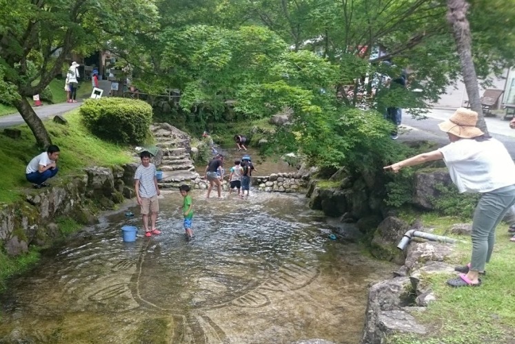 原不動滝「川まつり」　楓香荘アマゴつかみも大盛況！